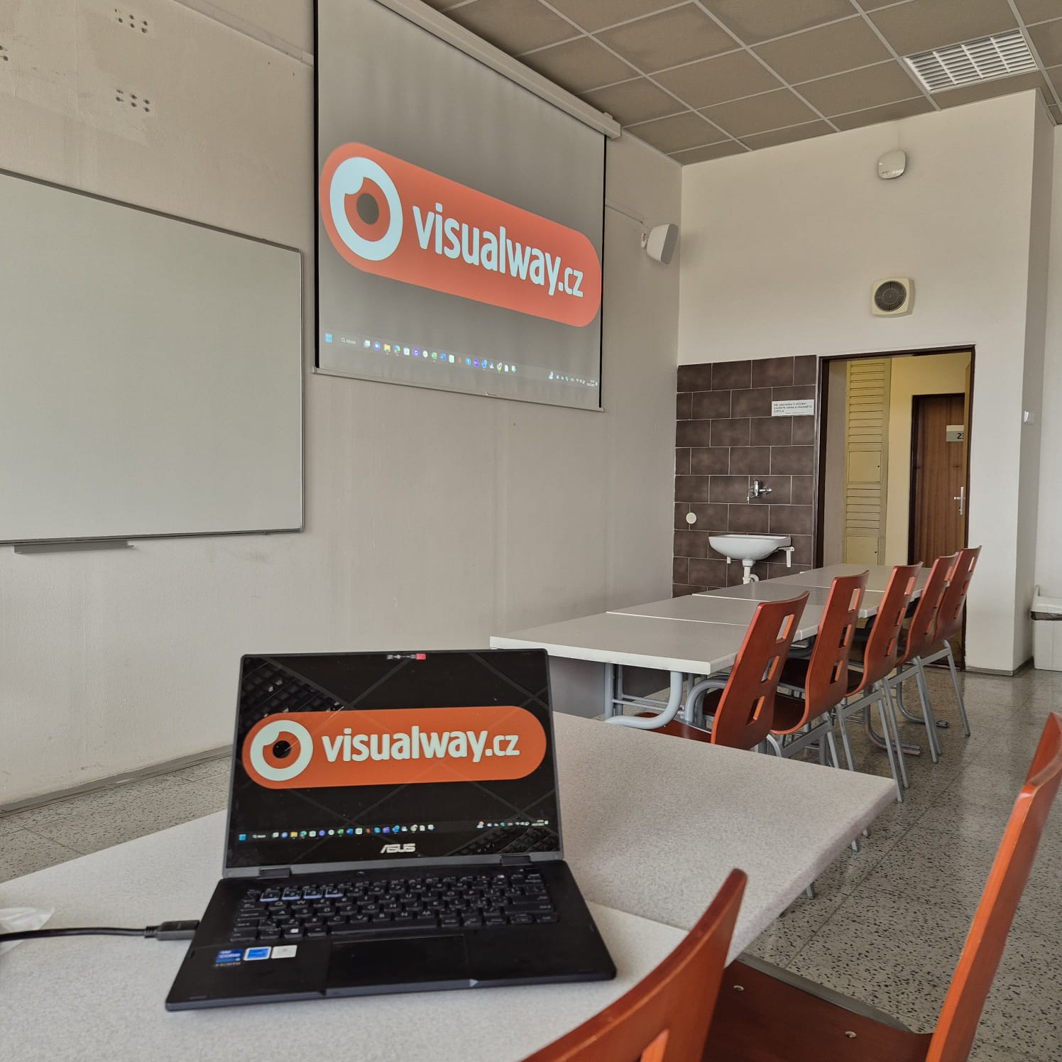 Učebna a notebook Visualway.cz